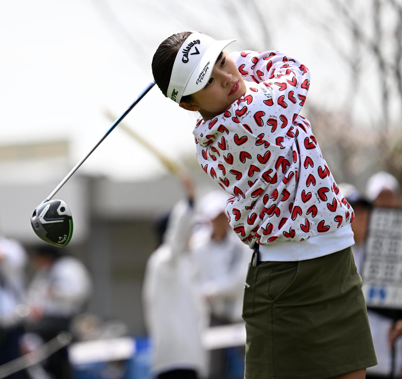 1番、ティーショットを放つ政田（撮影・前岡正明）