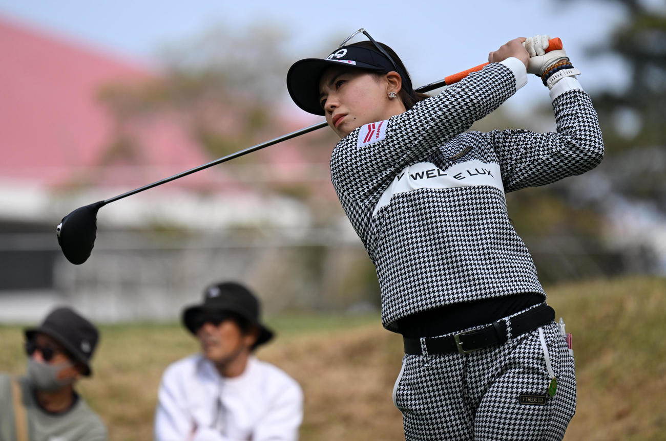 17番、ティーショットを放つ藤田（撮影・前岡正明）