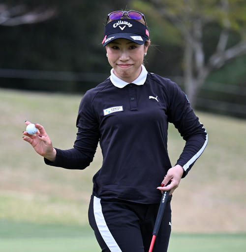 18番、バーディーパットを決めた木村（撮影・前岡正明）
