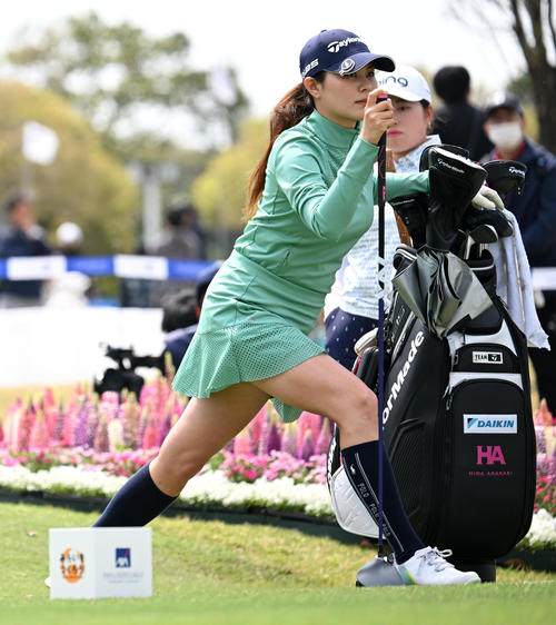 1番、ストレッチを行う新垣（撮影・前岡正明）