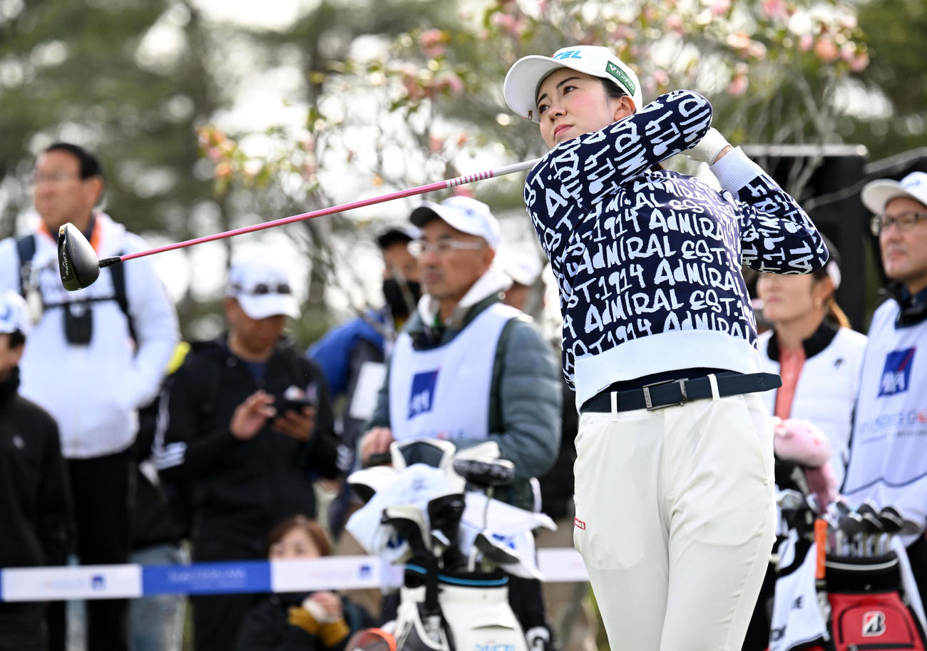 1番、ティーショットを放った堀（撮影・前岡正明）