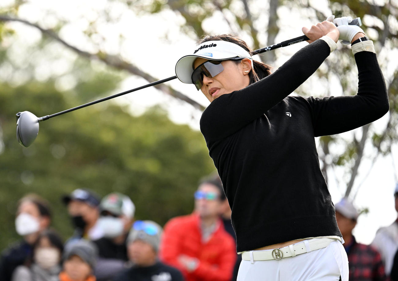 1番、ティーショットを放った全美貞（撮影・前岡正明）