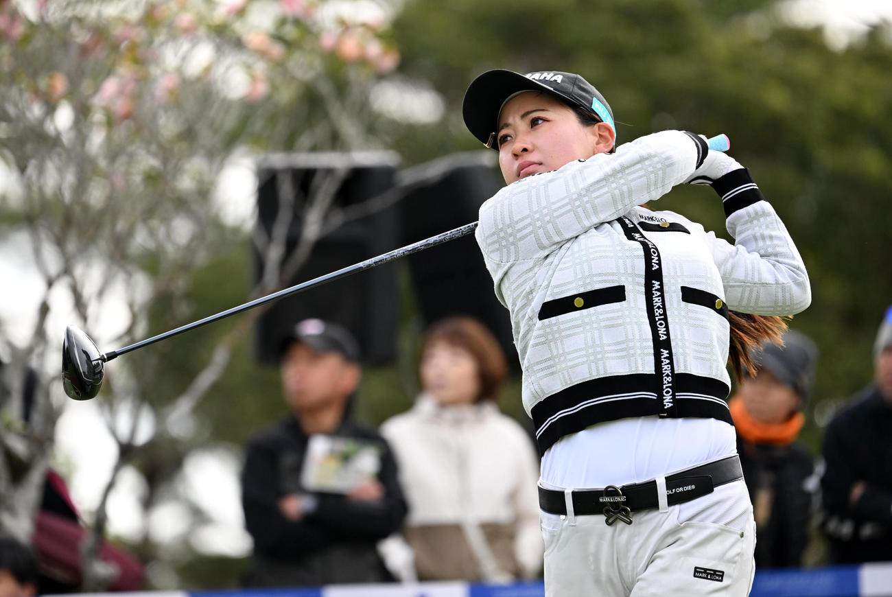 1番、ティーショットを放った永井撮影・前岡正明）