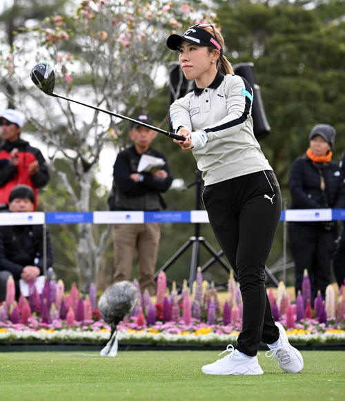 1番、ティーショットを放つ木村（撮影・前岡正明）