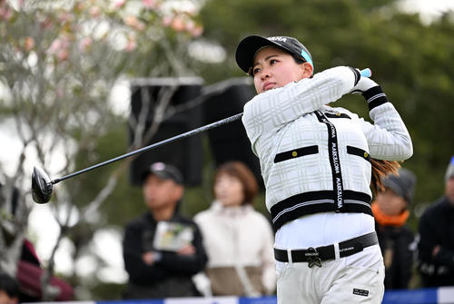 1番、ティーショットを放った永井撮影・前岡正明）