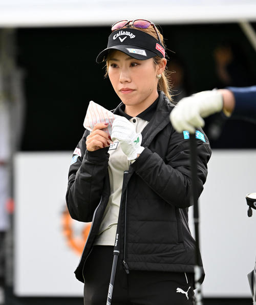 1番、カイロを手にする木村（撮影・前岡正明）