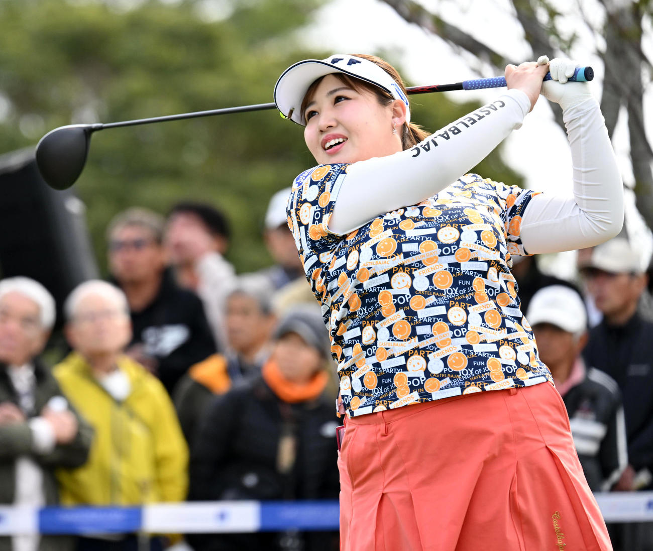 1番、ティーショットを放った小林光（撮影・前岡正明）
