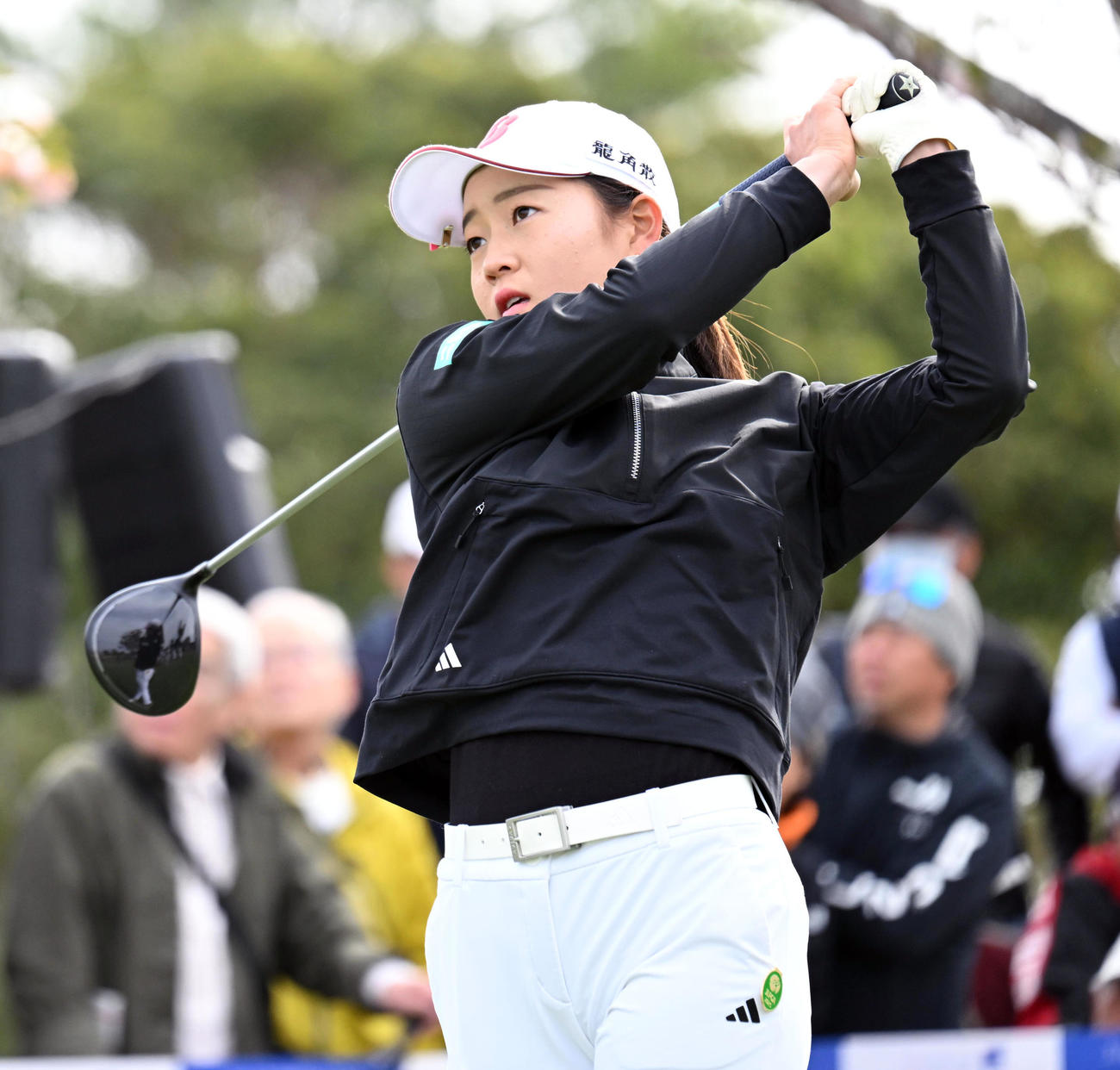 1番、ティーショットを放った佐藤（撮影・前岡正明）
