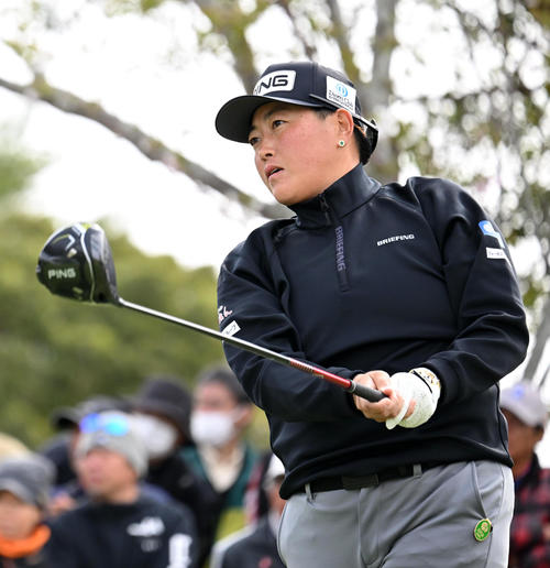 1番、ティーショットを放った工藤(撮影・前岡正明)