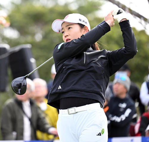 1番、ティーショットを放った佐藤(撮影・前岡正明)