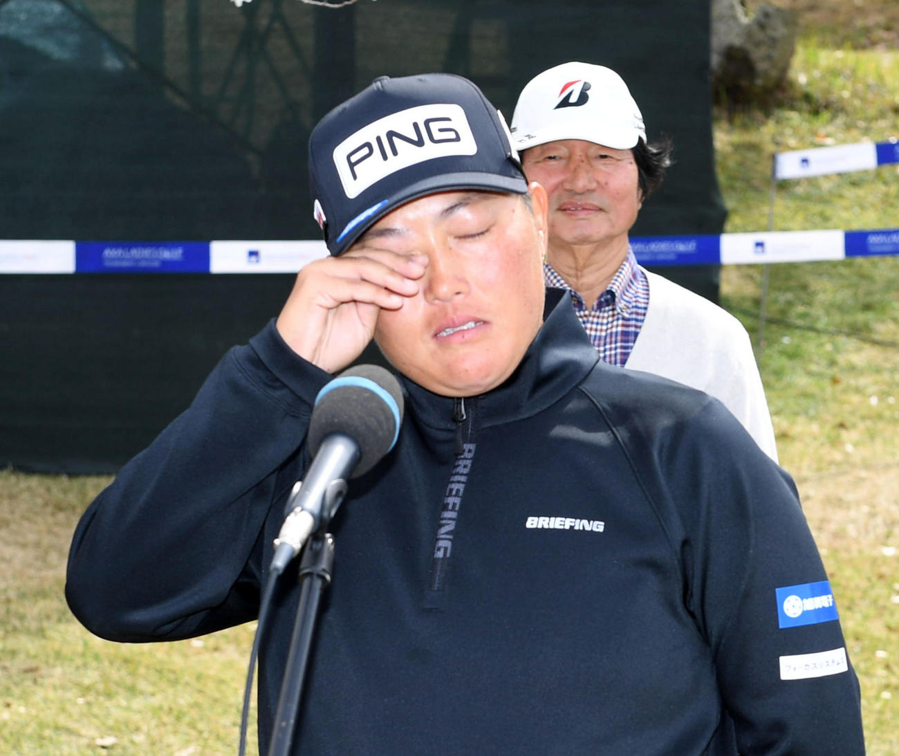 テレビインタビューで涙を見せる優勝した工藤（撮影・前岡正明）