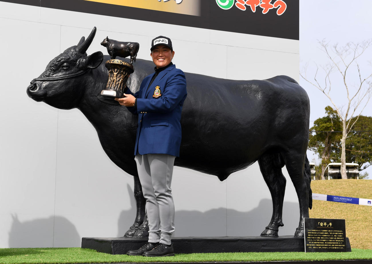 優勝した工藤は宮崎牛一頭分の副賞を授与され笑顔を見せる（撮影・前岡正明）