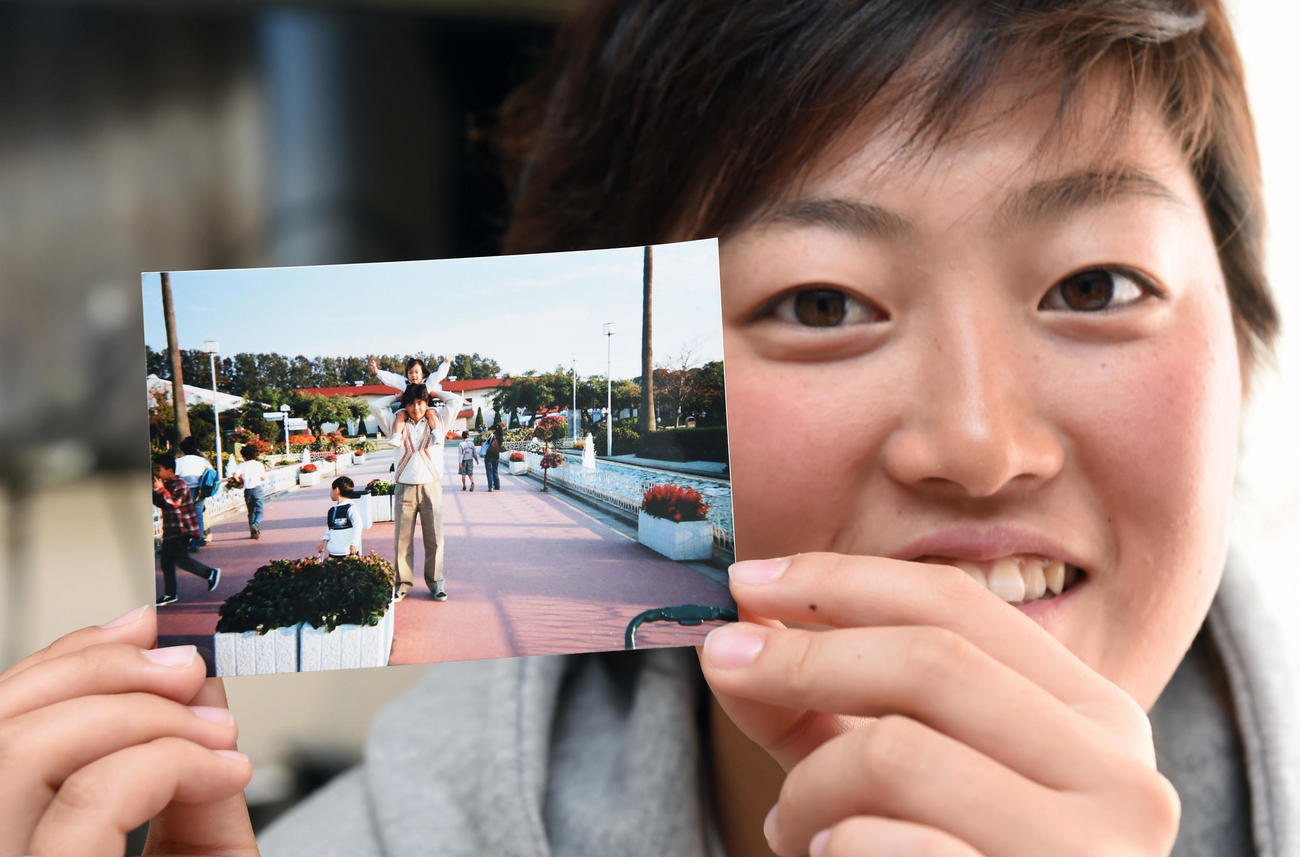 工藤公康氏に肩車された写真を手にする工藤遥加＝2014年12月22日