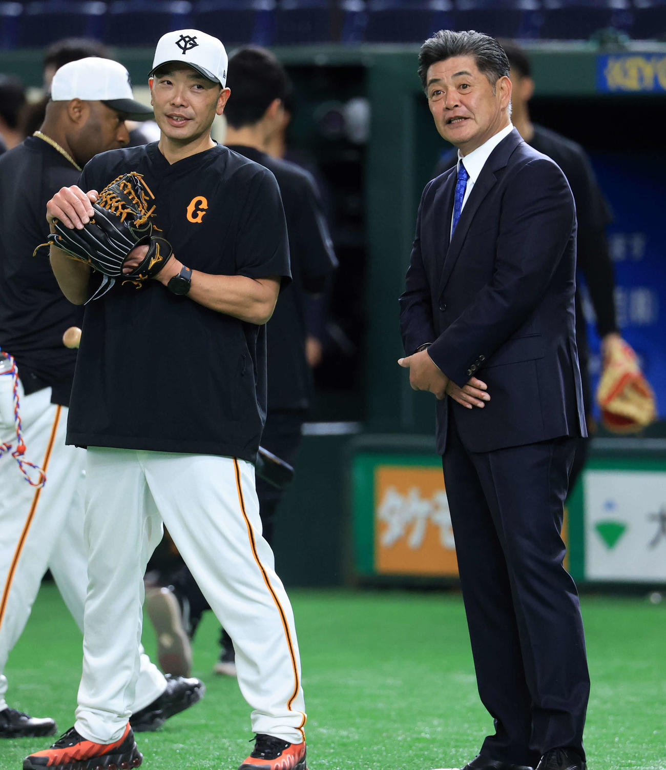 巨人対ヤクルト　試合前、工藤公康氏〔右）と話し込む巨人阿部監督（撮影・浅見桂子）