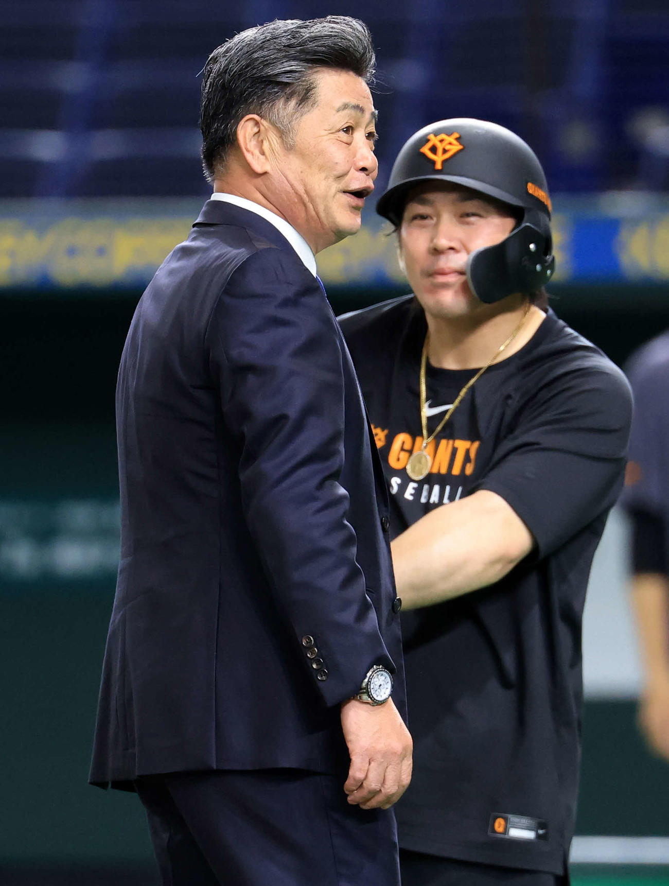 巨人対ヤクルト　試合前、談笑する巨人甲斐〔奥）と工藤公康氏（撮影・浅見桂子）