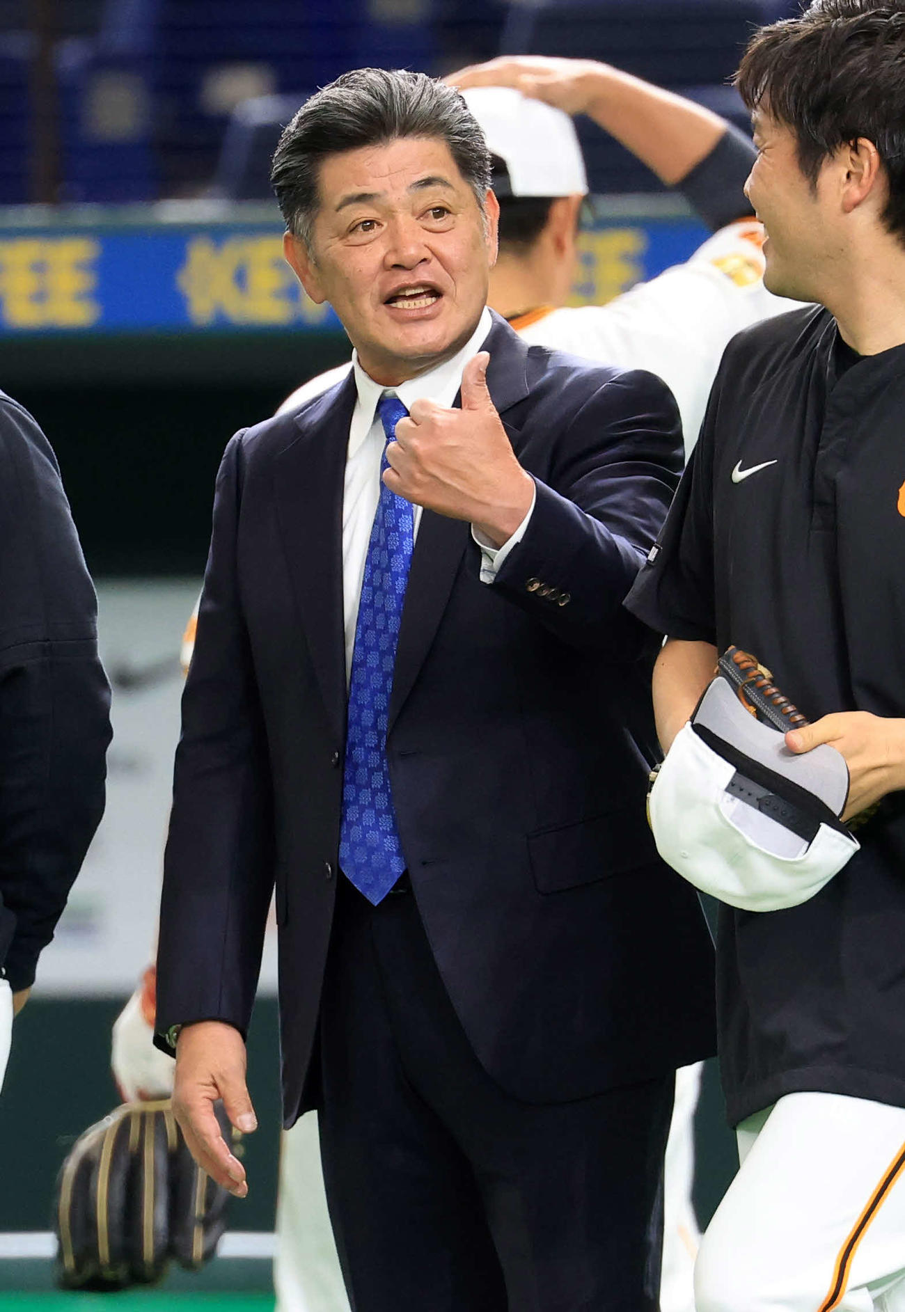 巨人対ヤクルト　試合前、巨人スタッフにサムズアップする工藤公康氏（撮影・浅見桂子）