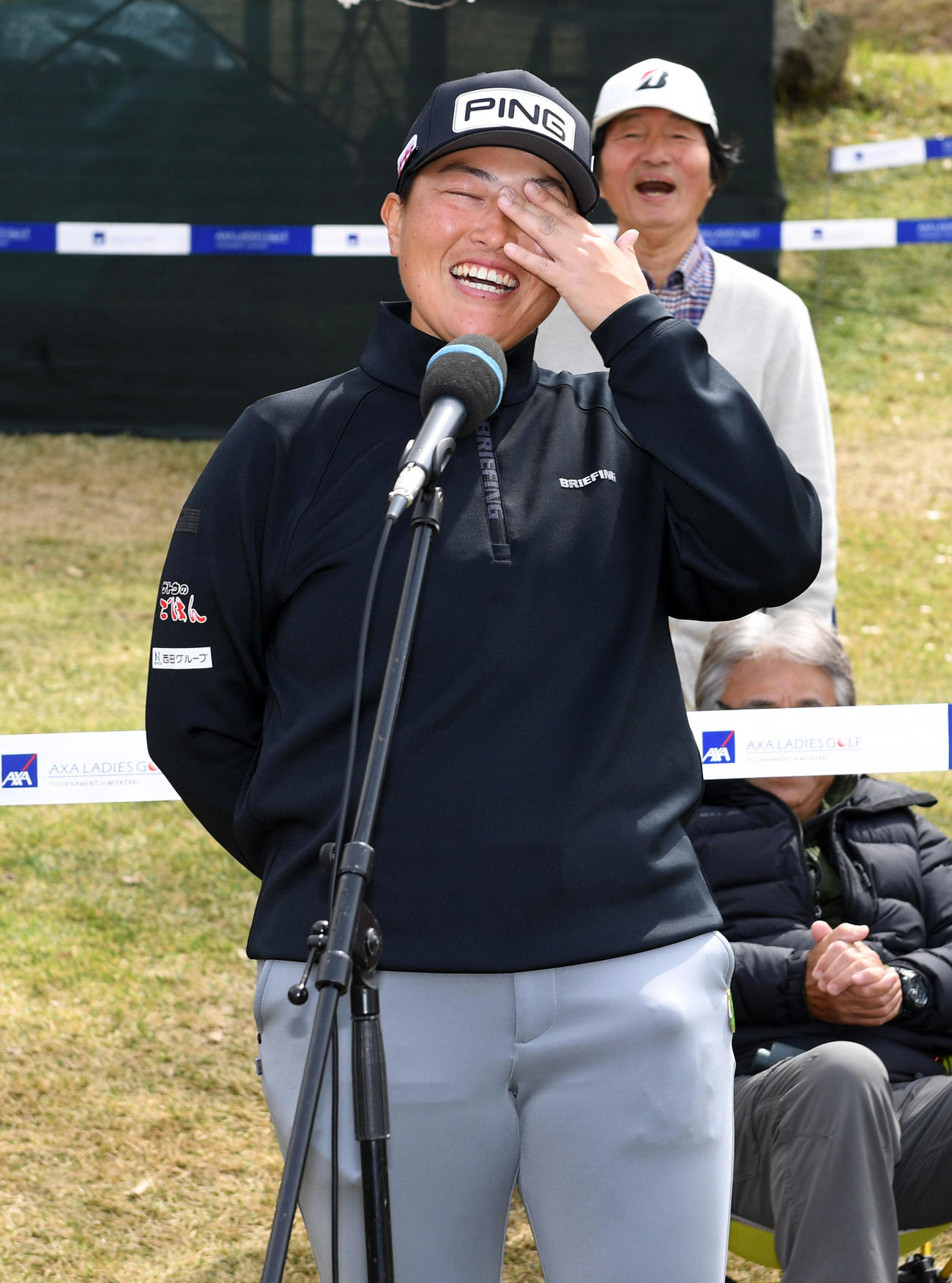 テレビインタビューで涙を見せる優勝した工藤（撮影・前岡正明）