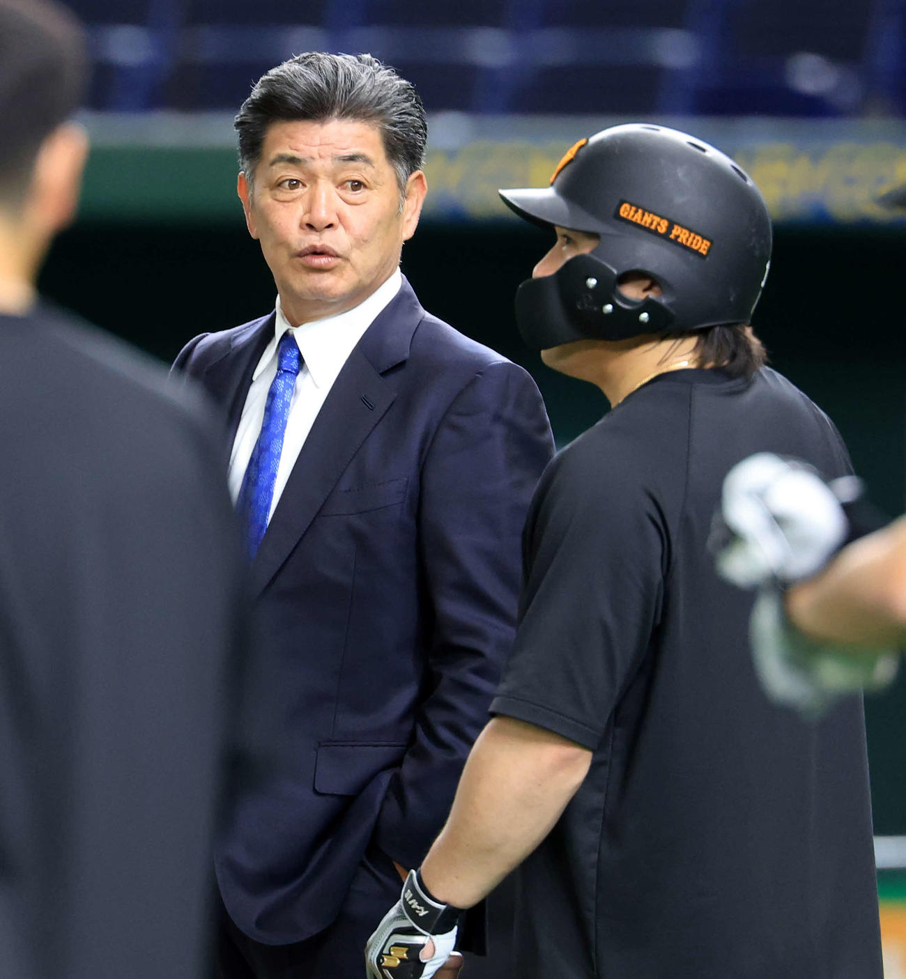 巨人対ヤクルト　試合前、談笑する巨人甲斐〔手前）と工藤公康氏（撮影・浅見桂子）