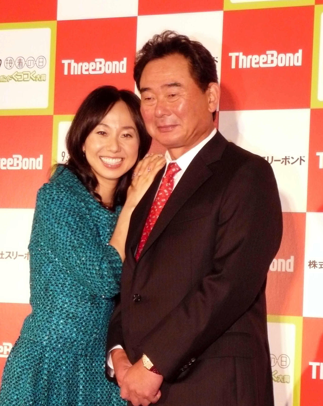 スリーボンド「くっつく大賞」授賞式　娘の東尾理子がくっつきすぎてタジタジになる東尾修（2010年9月撮影）