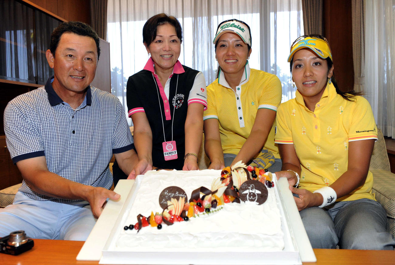 父の久保康生氏（左）と母三代子さんと一緒に、誕生日を祝福される姉の久保啓子（右）と妹の宣子（2010年9月17日撮影）