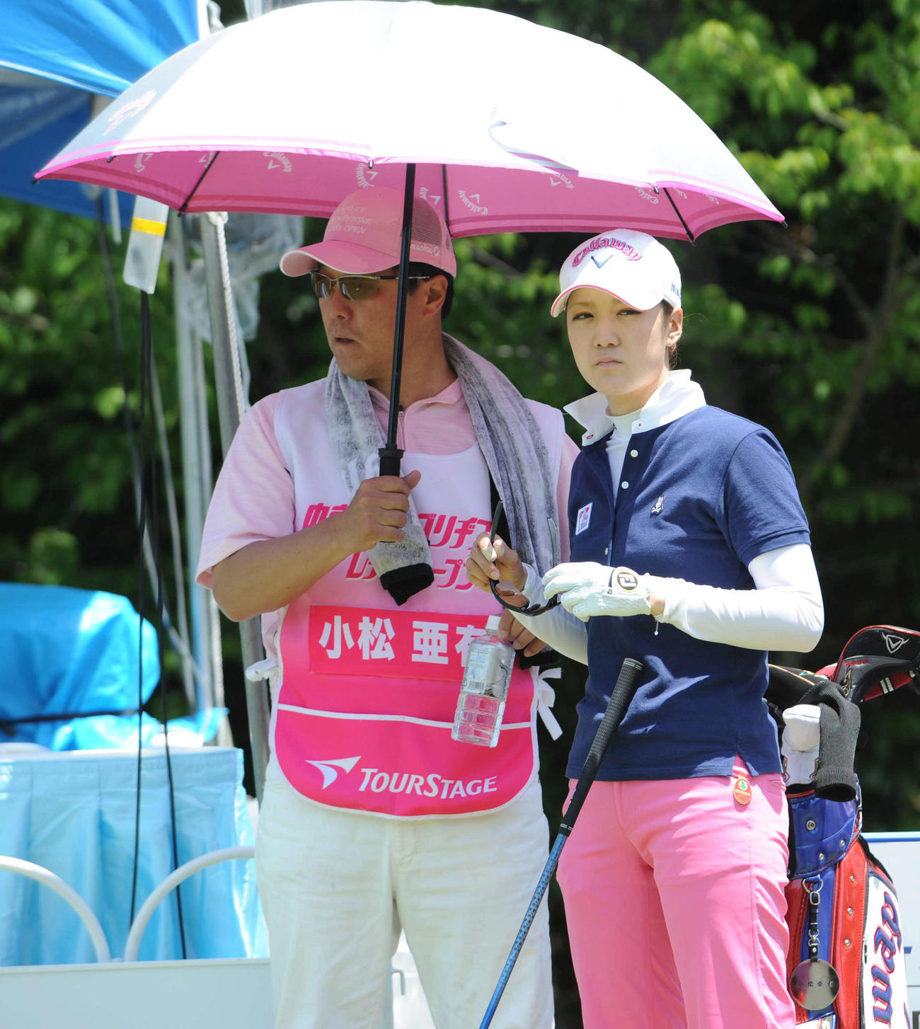 キャディーで父親の小松辰雄氏（左）に日傘を差してもらう小松亜有（2010年5月撮影）