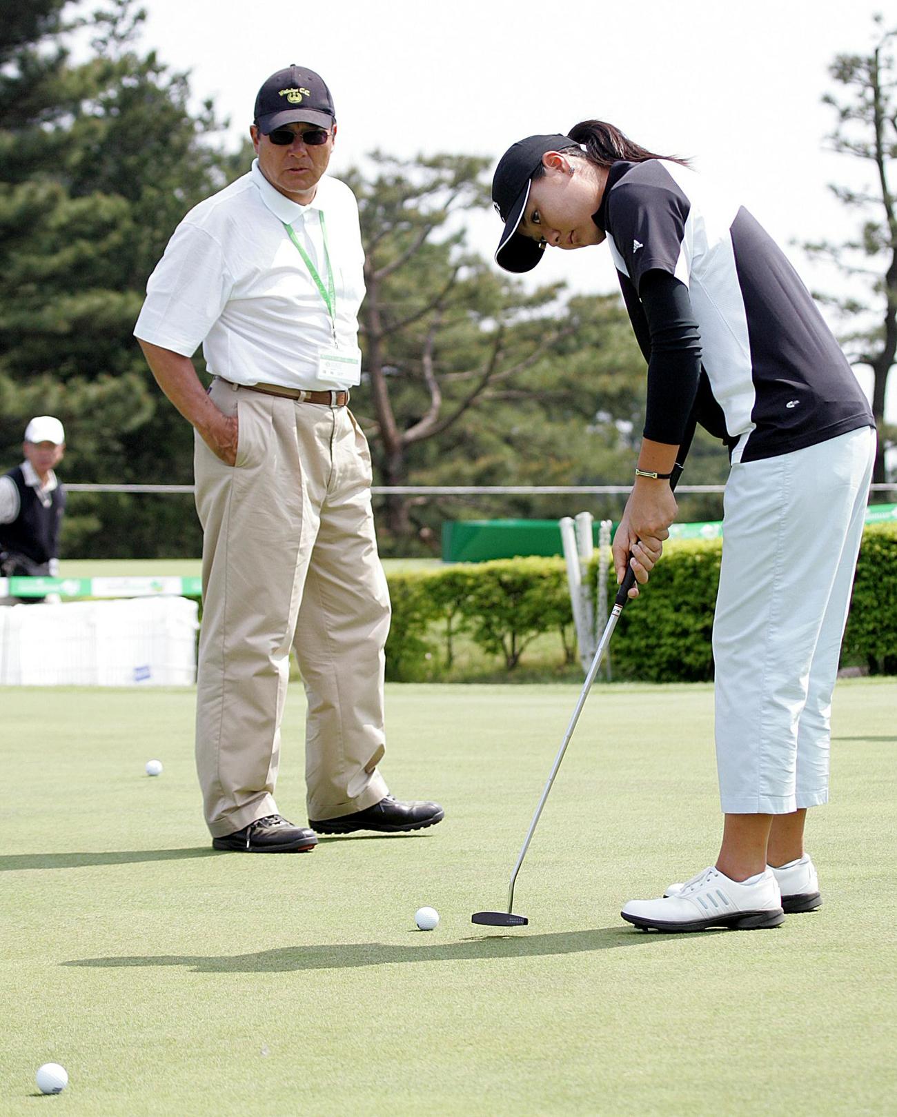 元中日の父金子勝美さんの指導を受けながらパット練習する金子絢香（07年5月撮影）