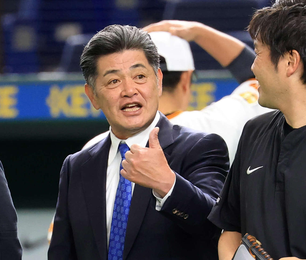 巨人対ヤクルト　試合前、巨人スタッフにサムズアップする工藤公康氏（撮影・浅見桂子）