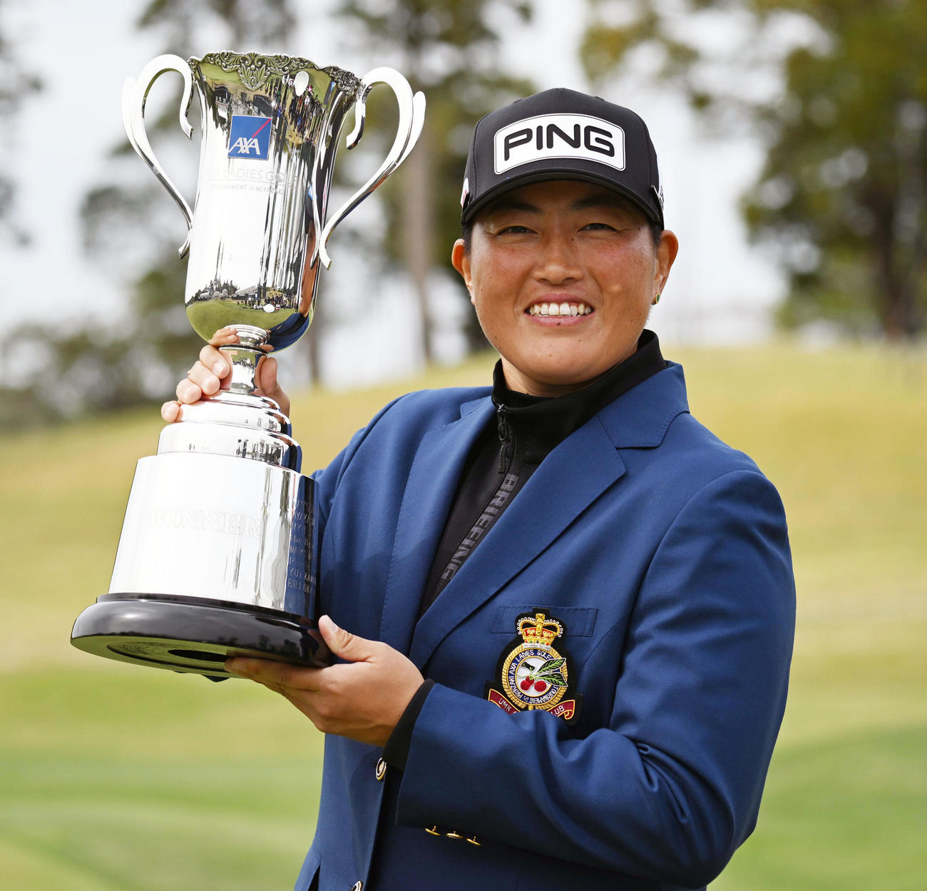 優勝カップを手に笑顔を見せる工藤（撮影・前岡正明）