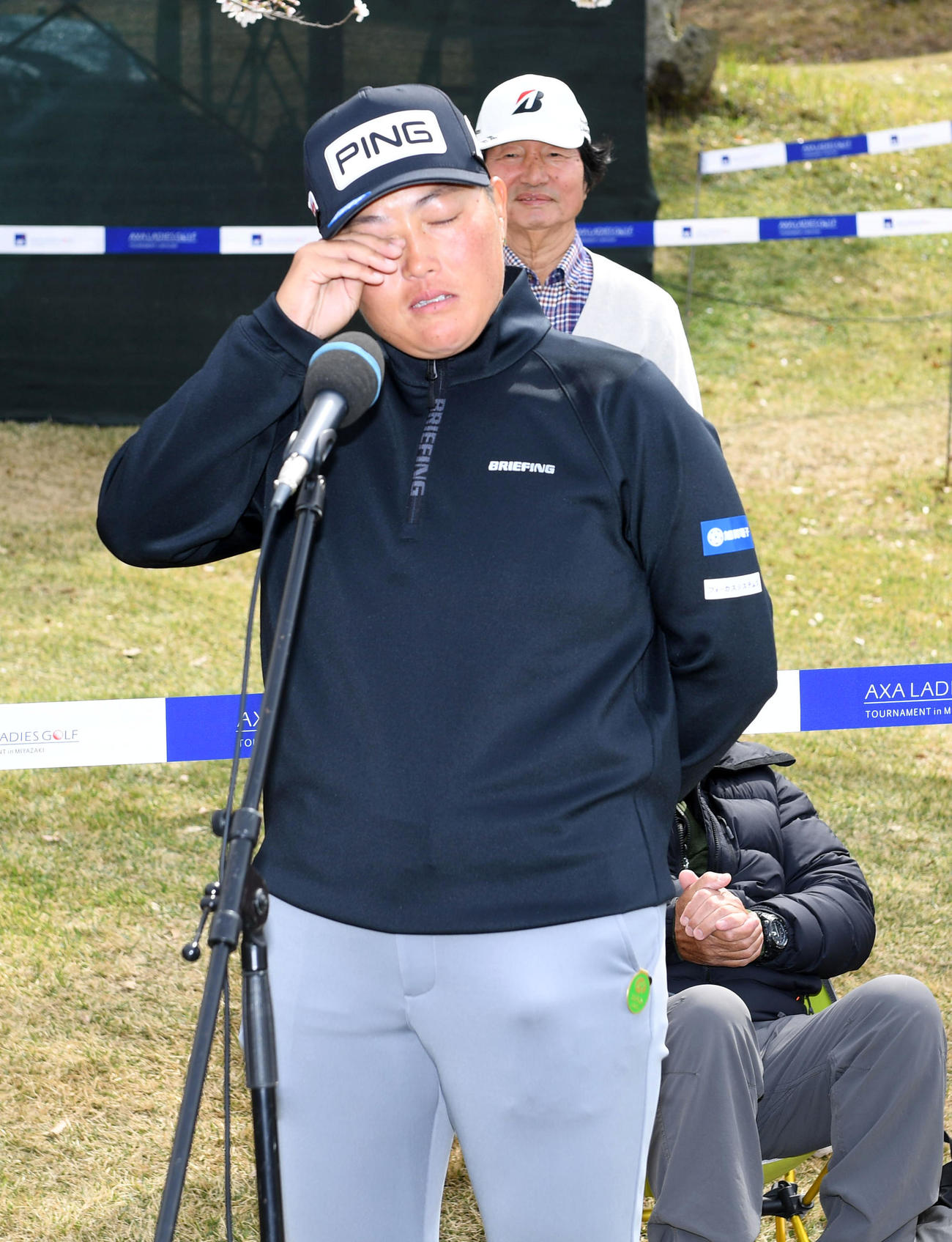 テレビインタビューで涙を見せる優勝した工藤（撮影・前岡正明）