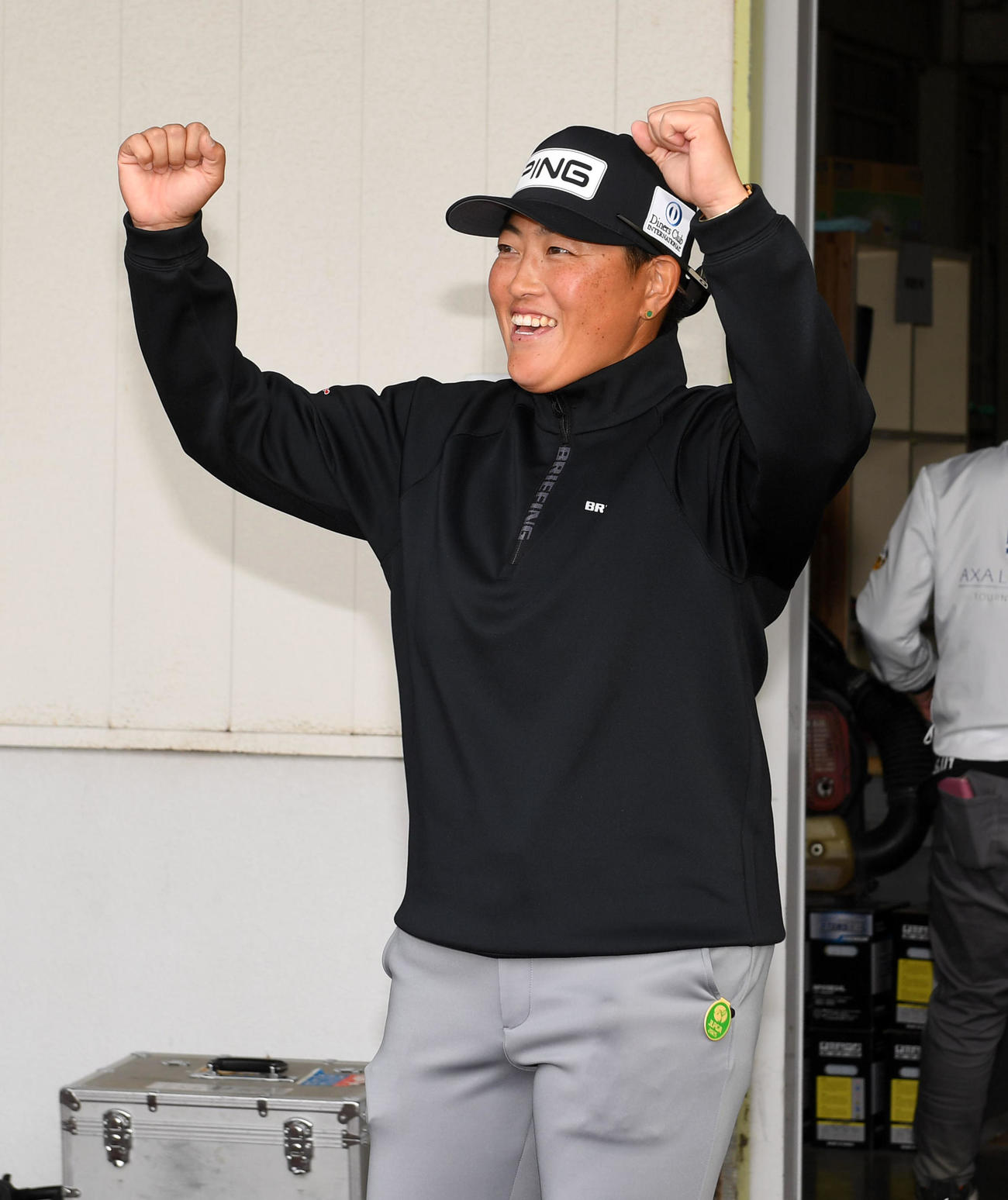 スコアカード記入を終えガッツポーズで表彰式に向かう工藤（撮影・前岡正明）