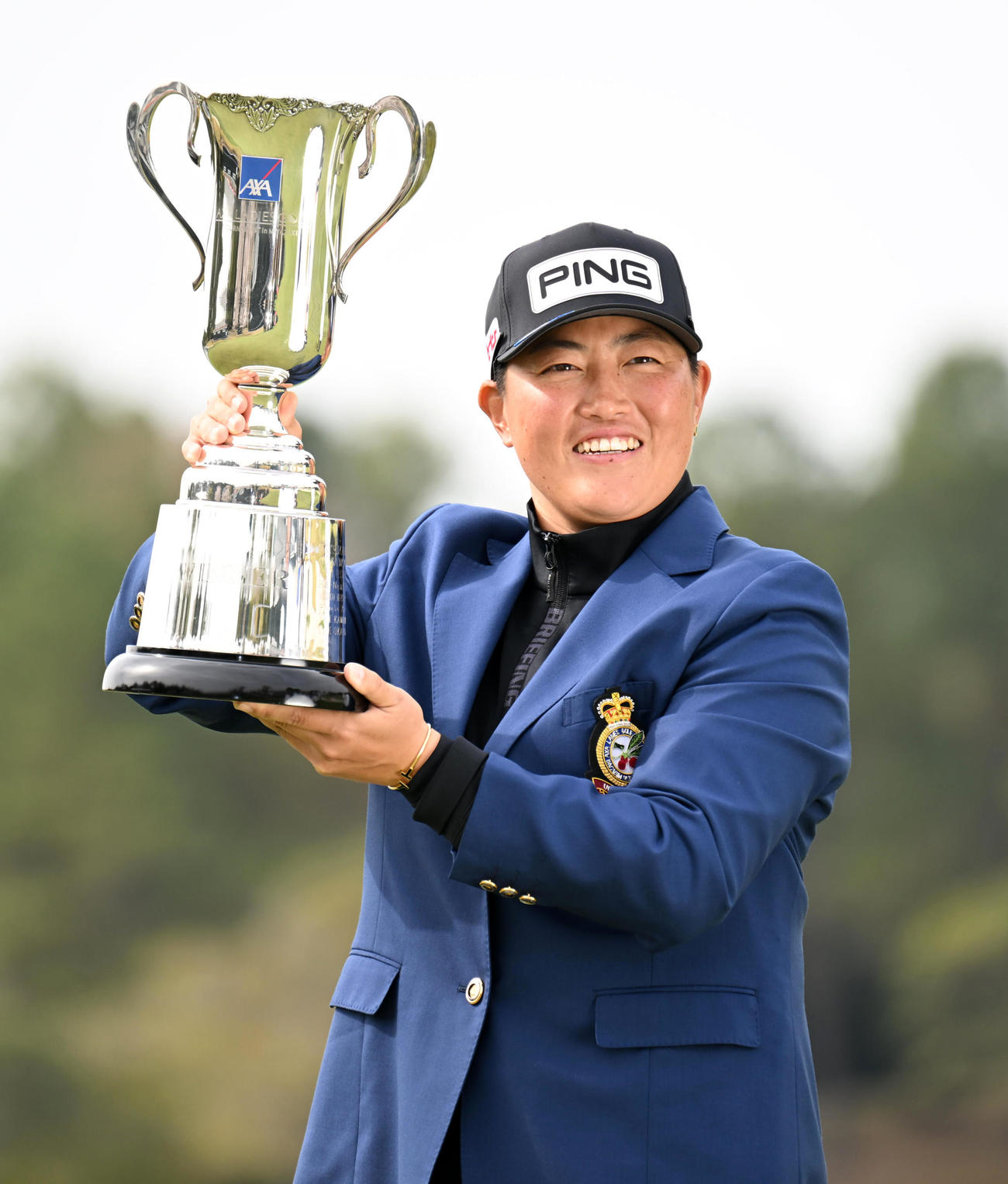 優勝カップを手に笑顔を見せる工藤（撮影・前岡正明）