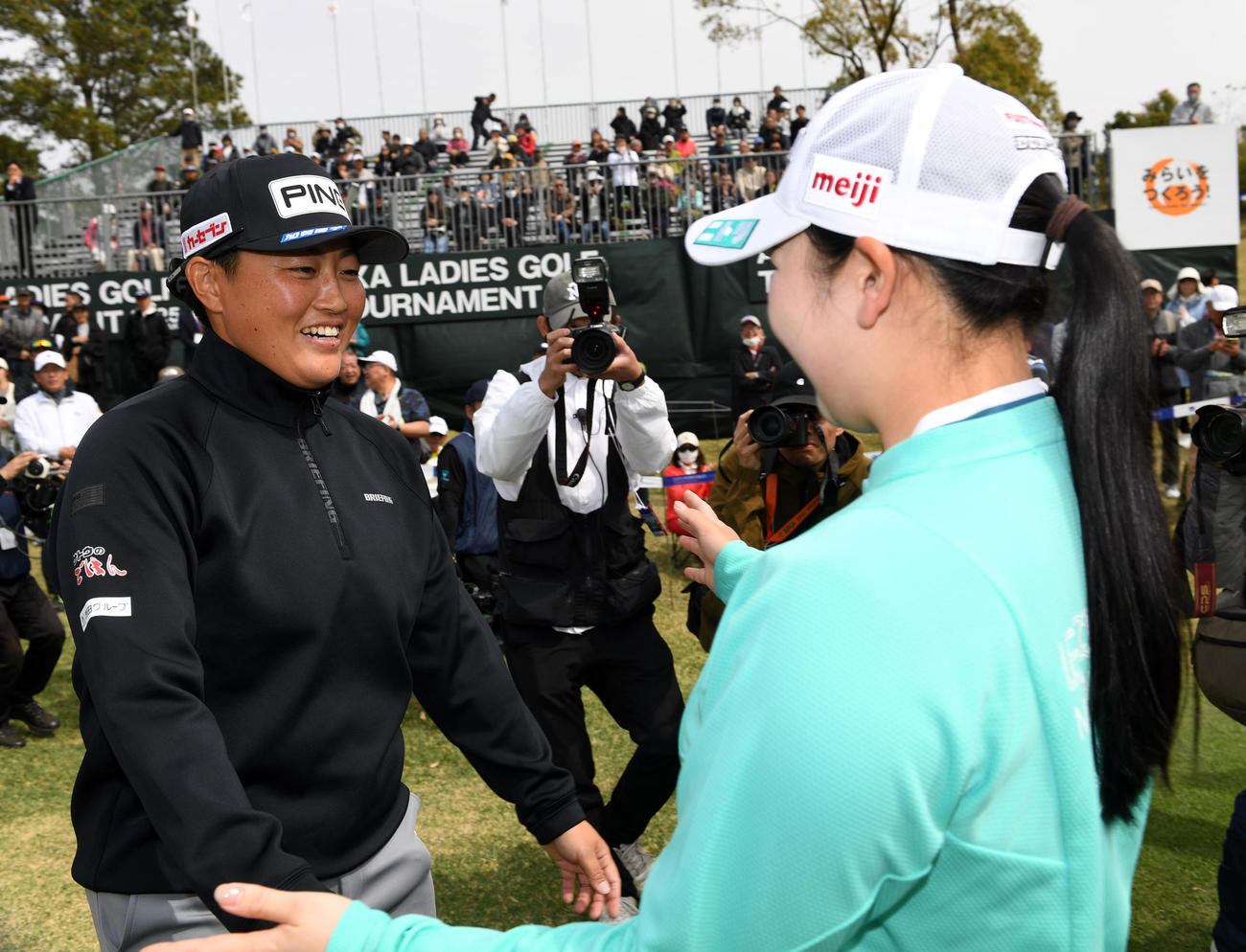 優勝した工藤（左）は小祝の祝福を受ける（撮影・前岡正明）