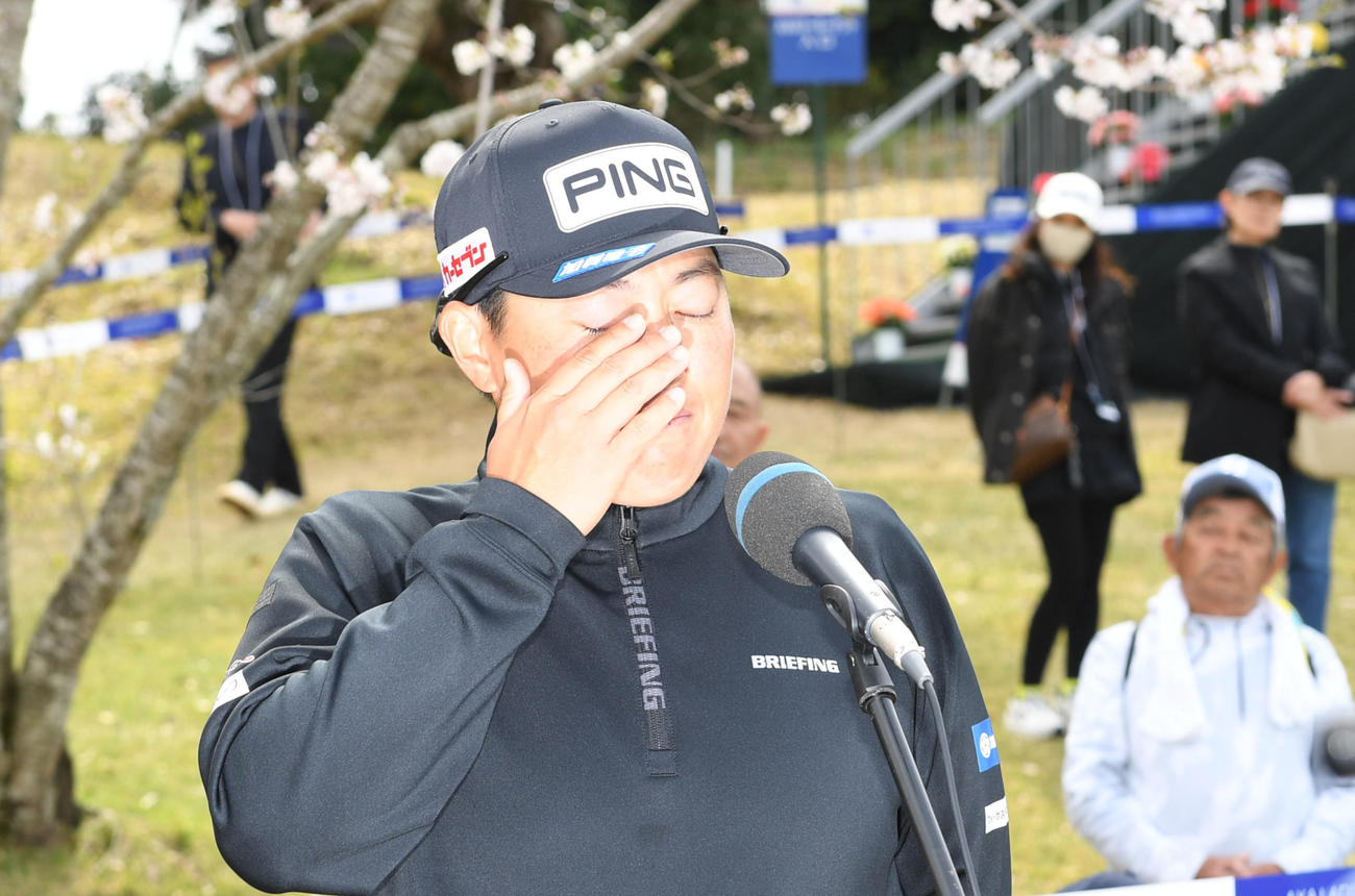 テレビインタビューで涙を見せる優勝した工藤（撮影・前岡正明）