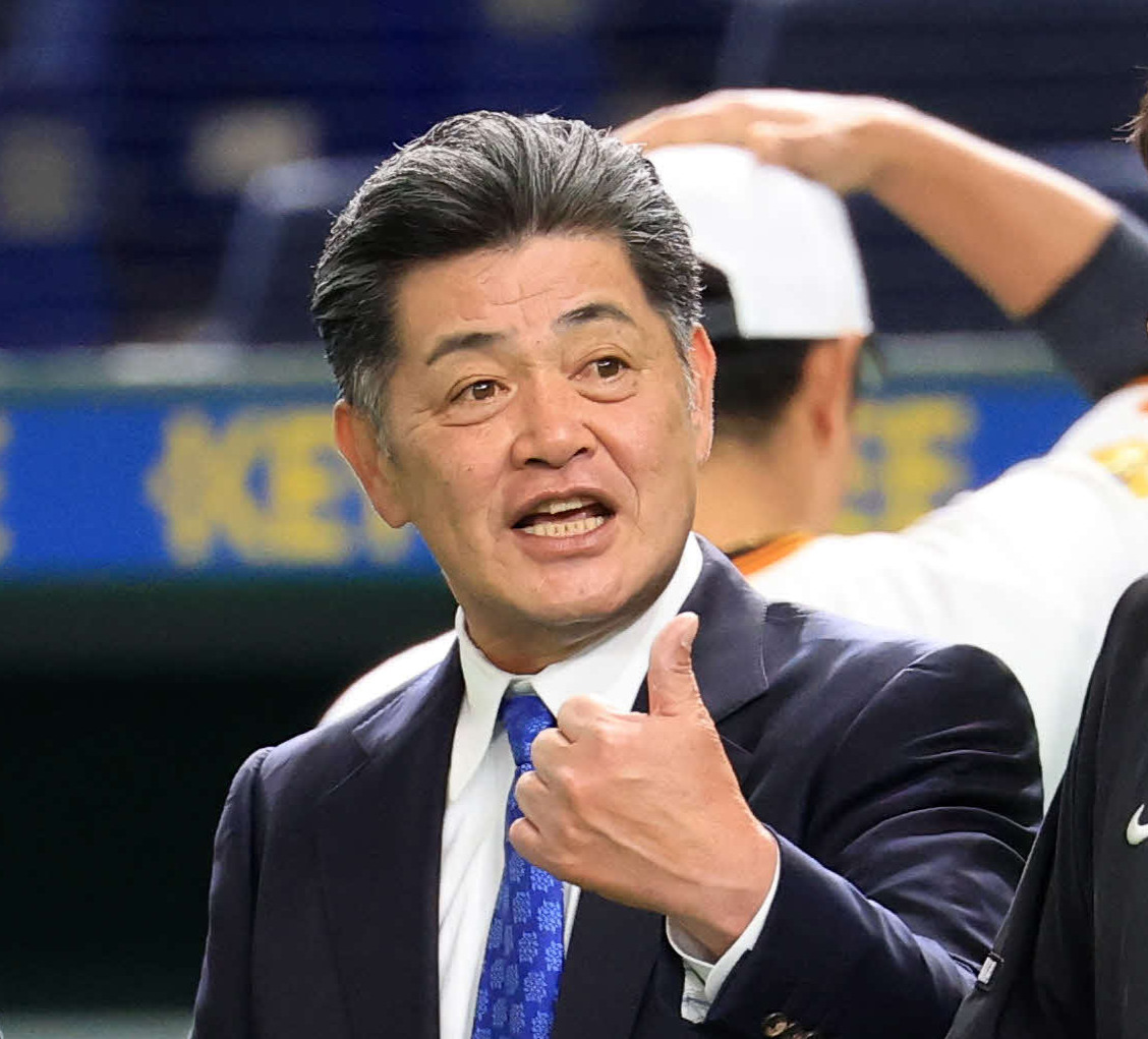 試合前、巨人スタッフにサムズアップする工藤公康氏（撮影・浅見桂子）