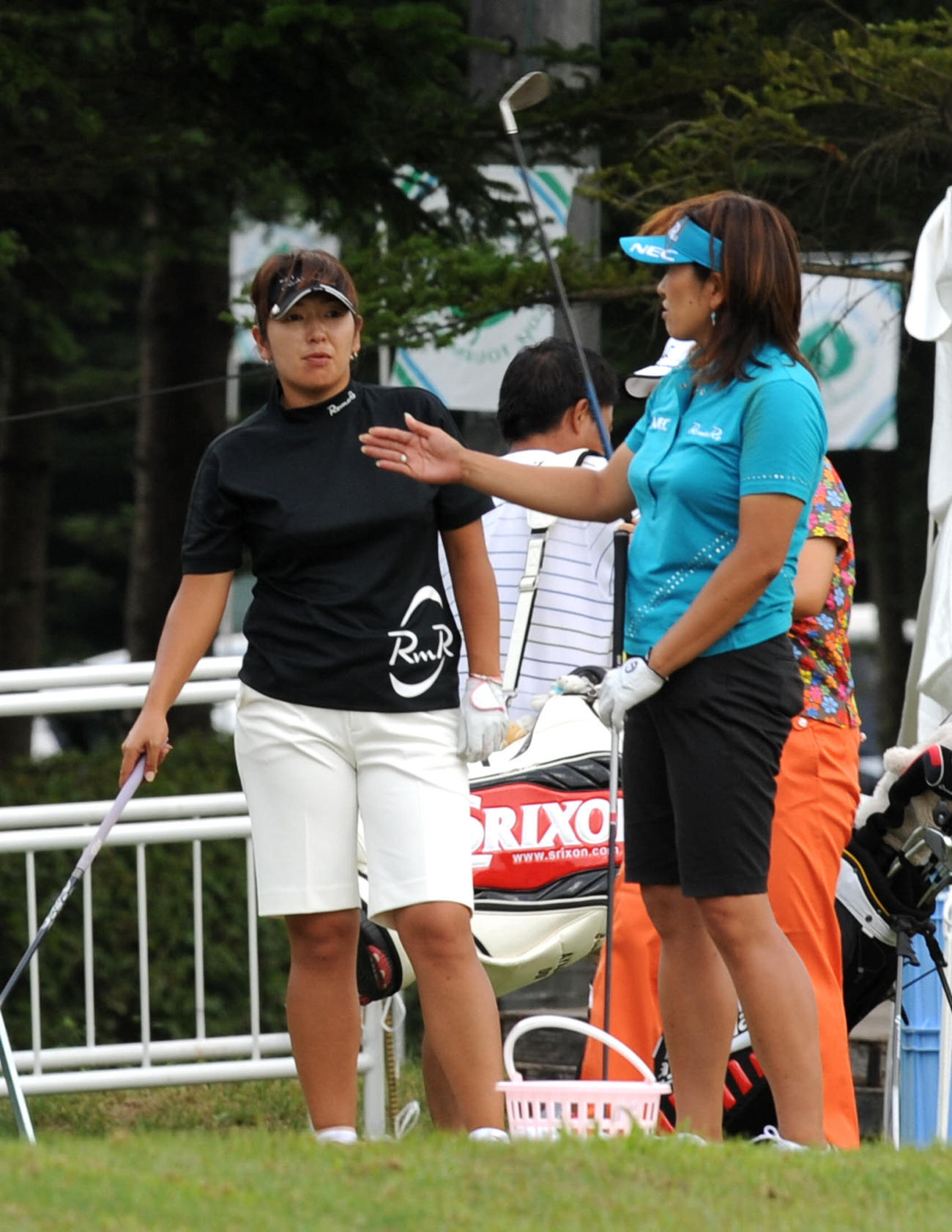 NEC軽井沢72初日　ホールアウト後、並んで練習する福嶋浩子（左）と姉晃子（2008年8月）