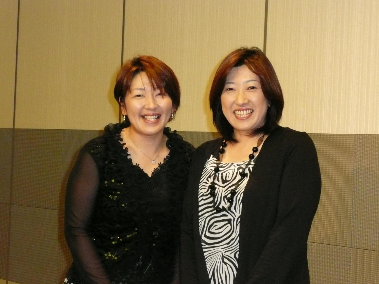 福嶋晃子が激励会に参加。左は今季ツアー出場の権利を得た妹浩子（2011年2月）
