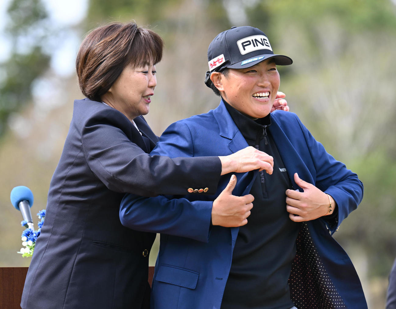 小林JLPGA会長からチャンピオンブレザーを着せてもらう工藤（撮影・前岡正明）