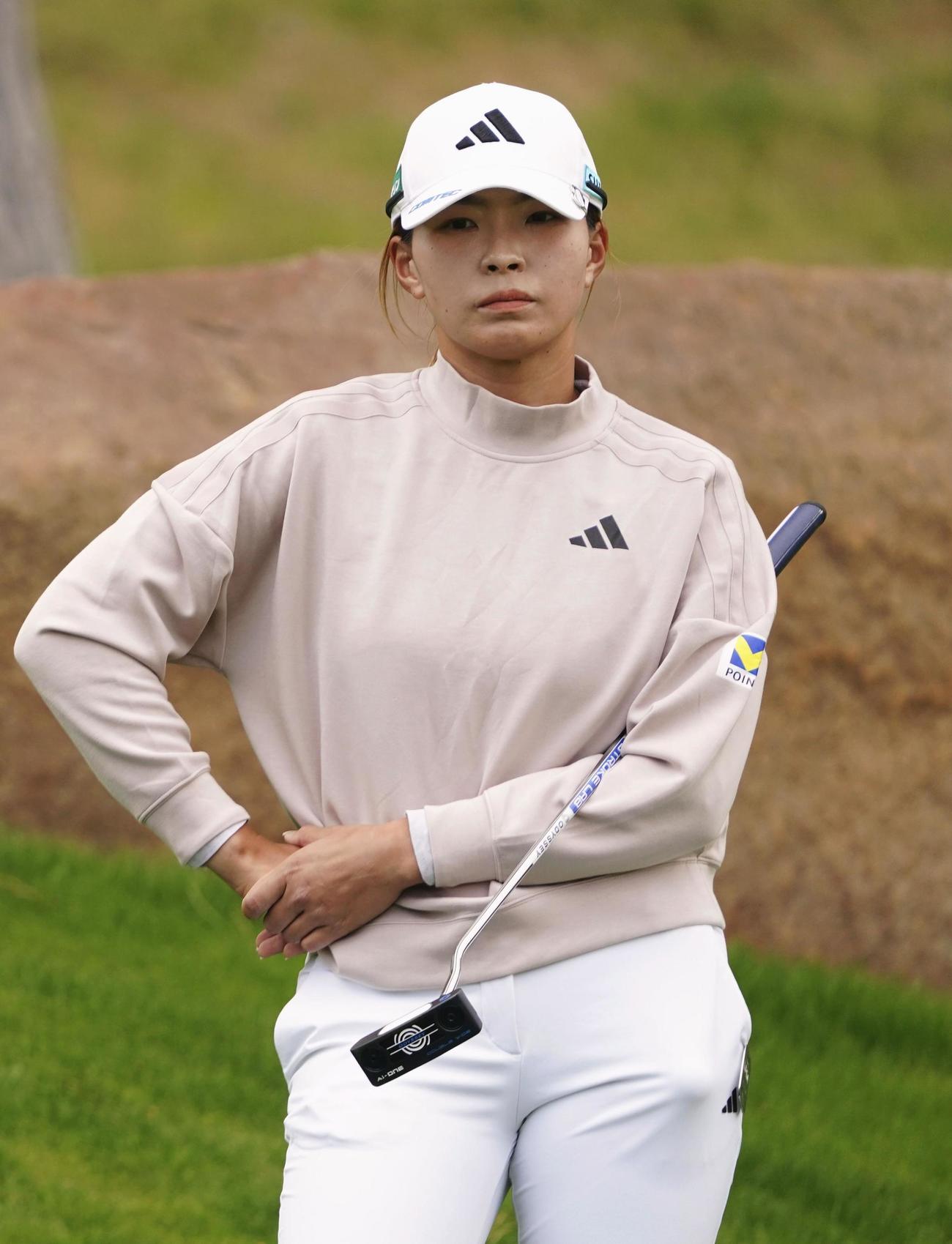 1次リーグ第1戦、14番で、厳しい表情を見せる渋野日向子（共同）