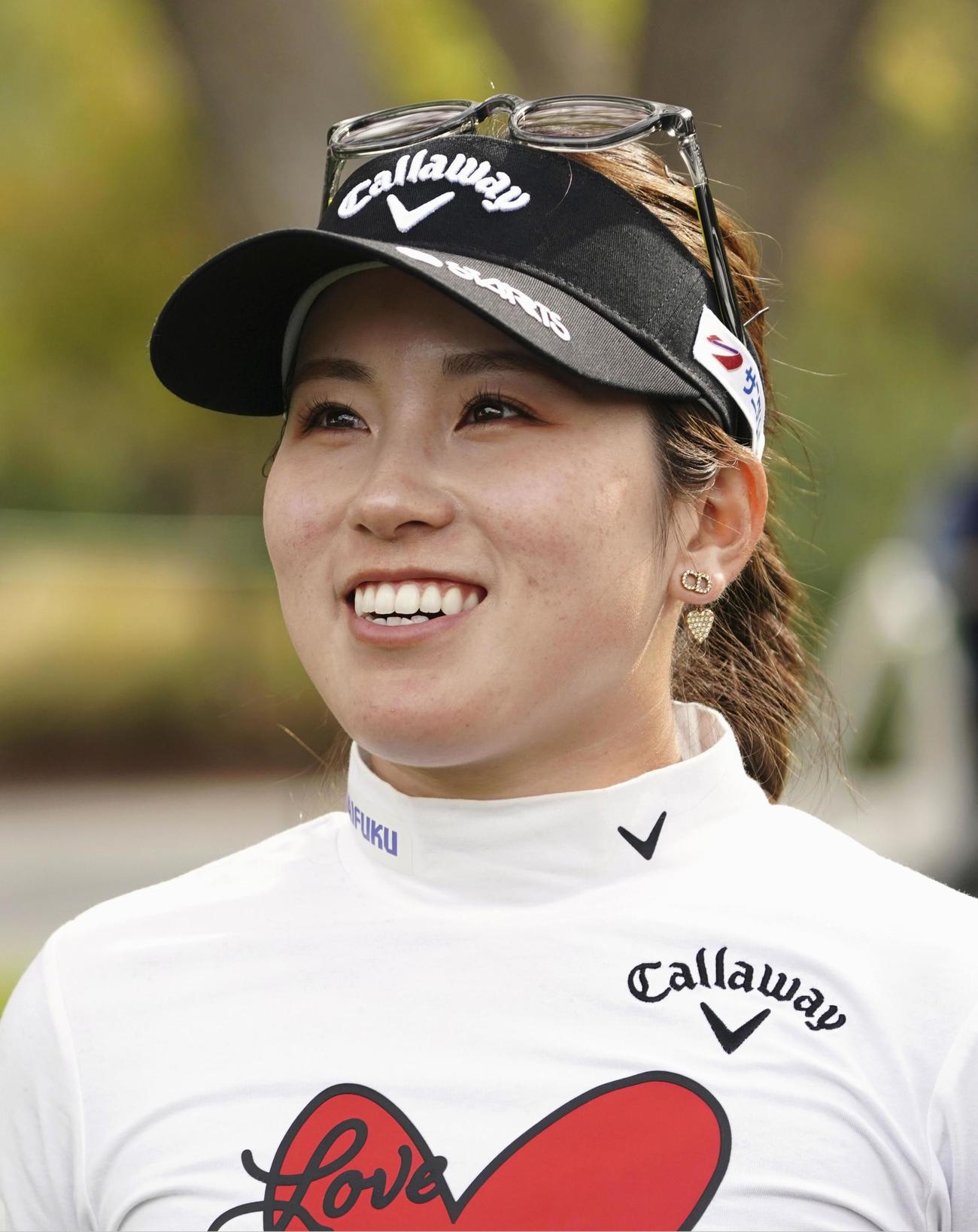 1次リーグ第1戦を終え、笑顔で取材に応じる西村優菜（共同）