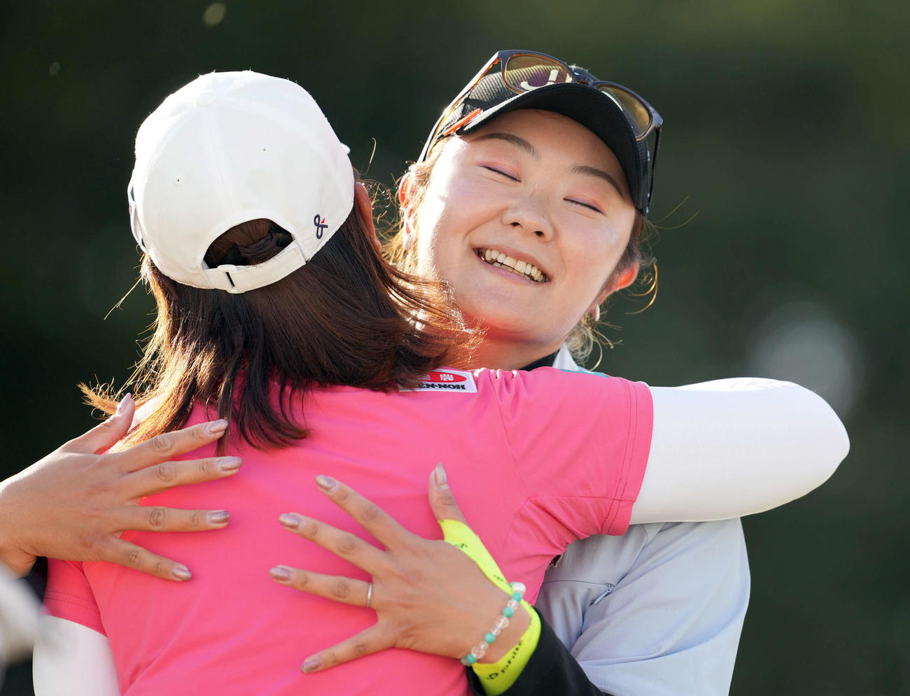 ホールアウト後、桜井と抱き合う藤田（撮影・たえ見朱実）