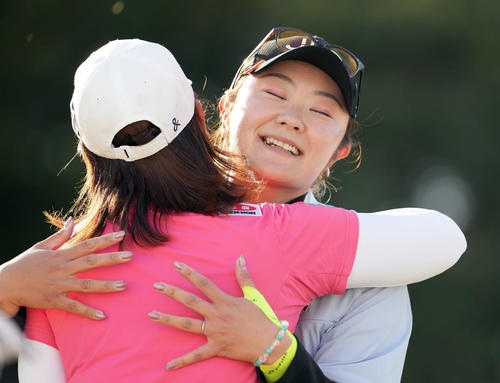 ホールアウト後、桜井と抱き合う藤田（撮影・たえ見朱実）