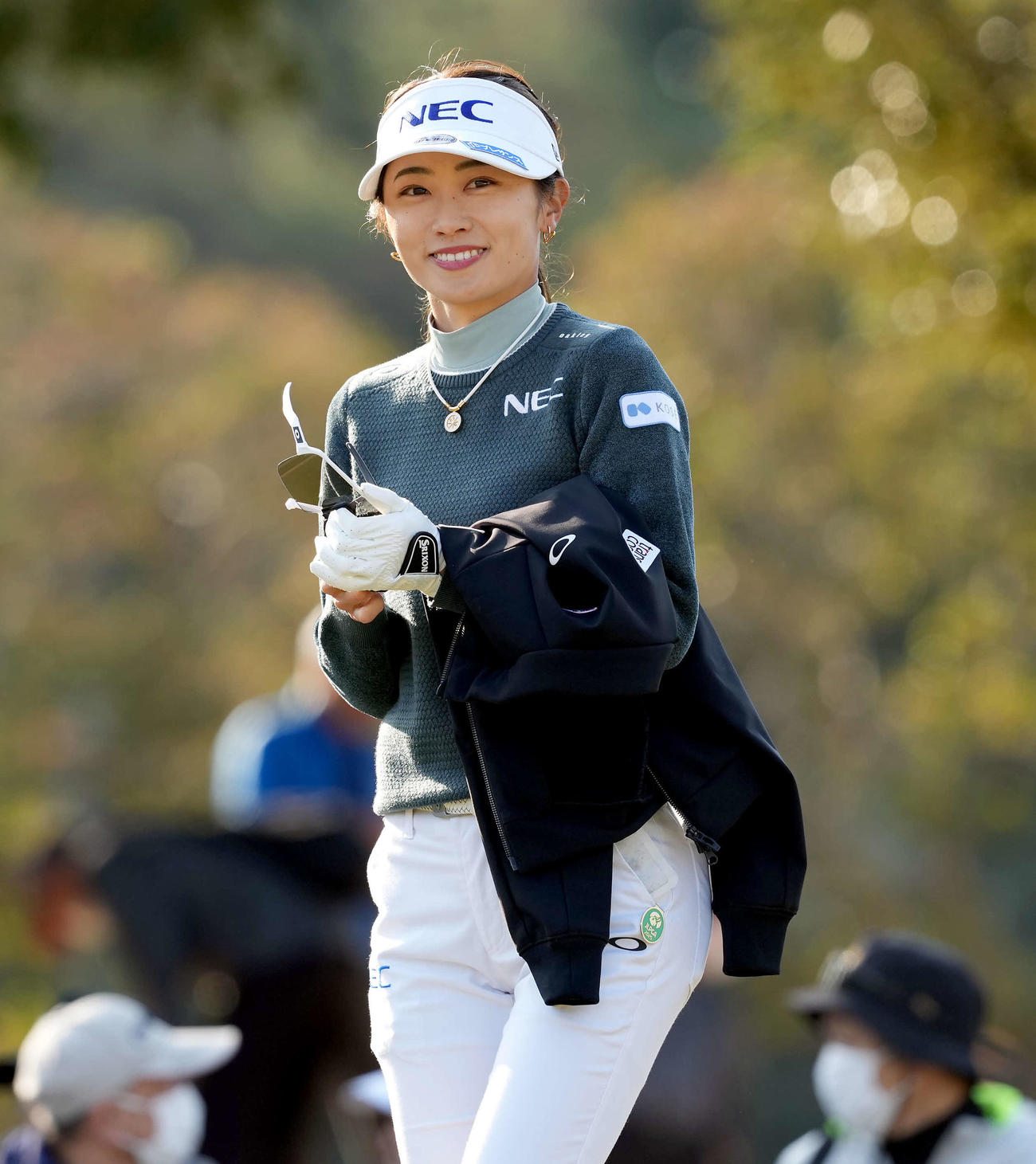 10番、ティーショットを放ち笑顔でフェアウエーに向かう安田祐香（撮影・たえ見朱実）
