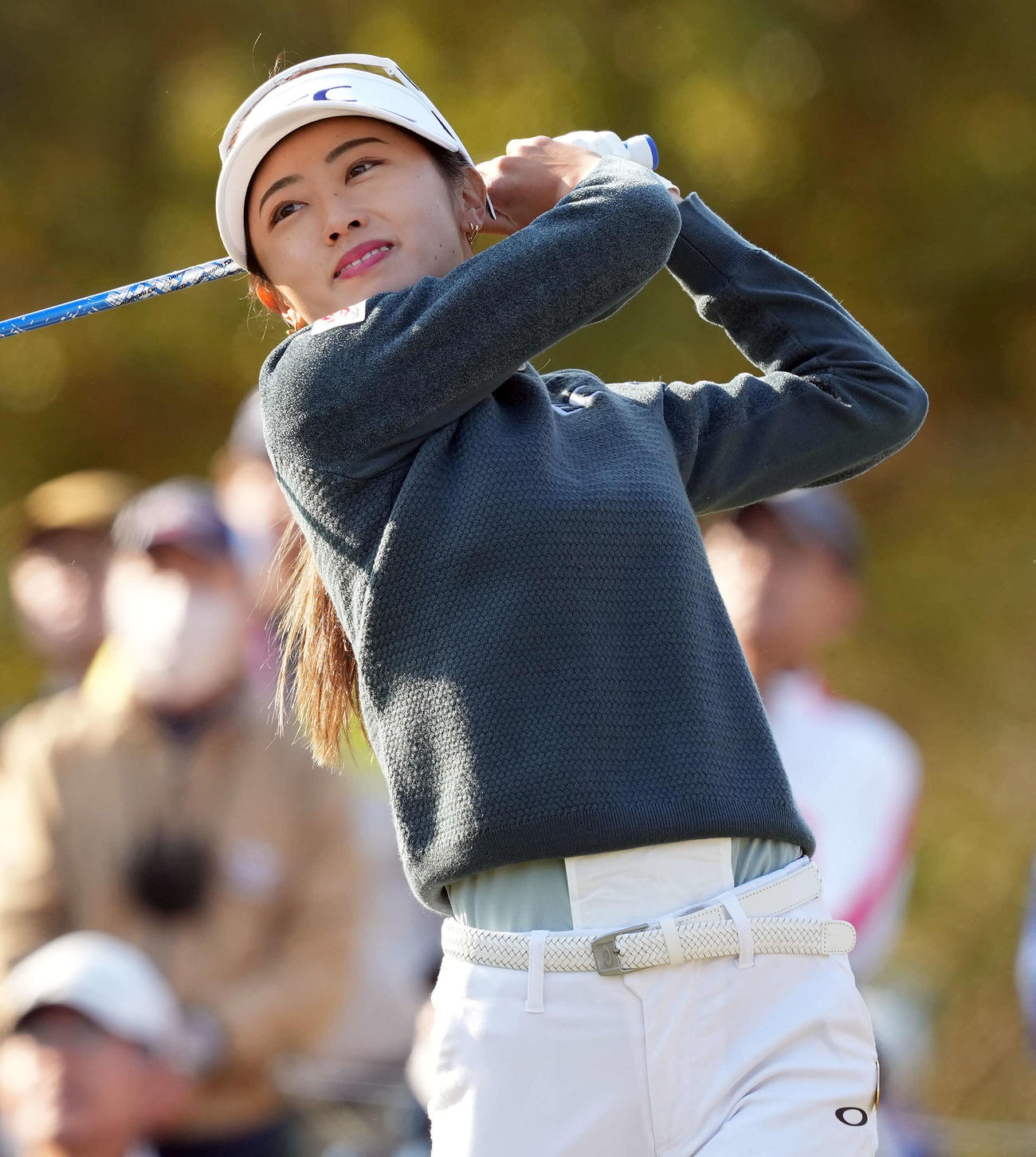 10番、ティーショットを放ち打球の行方を見る安田祐香（撮影・たえ見朱実）