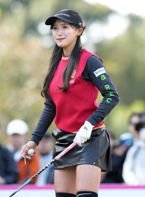 スタートホールでフェアウエーを見る臼井麗香（撮影・たえ見朱実）