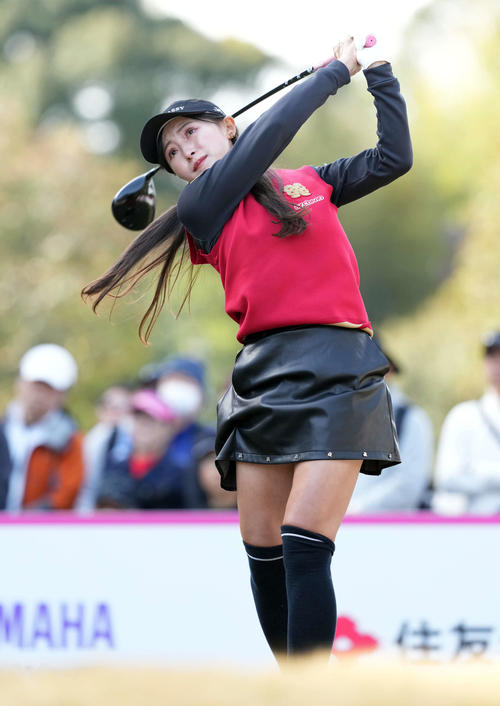 スタートホールでショットを放つ臼井麗香（撮影・たえ見朱実）