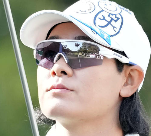 ショットを放ち打球の行方を見る川岸史果（撮影・たえ見朱実）