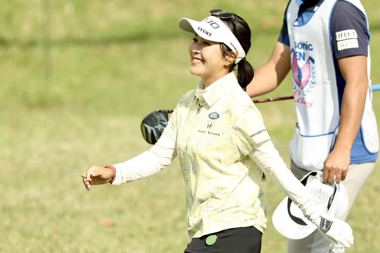 笑顔で移動する青木瀬（撮影・河田真司）