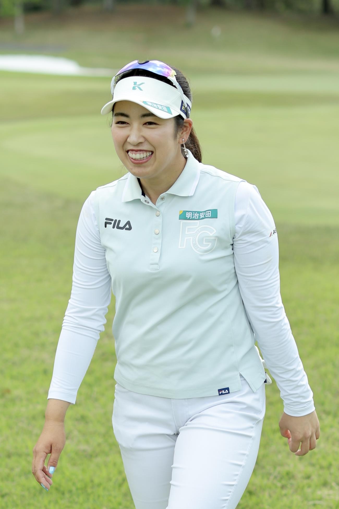 笑顔で移動する天本（撮影・河田真司）