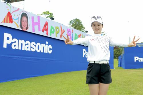 22歳の誕生日を迎え、ダブルピースで写真に納まる川崎（撮影・河田真司）