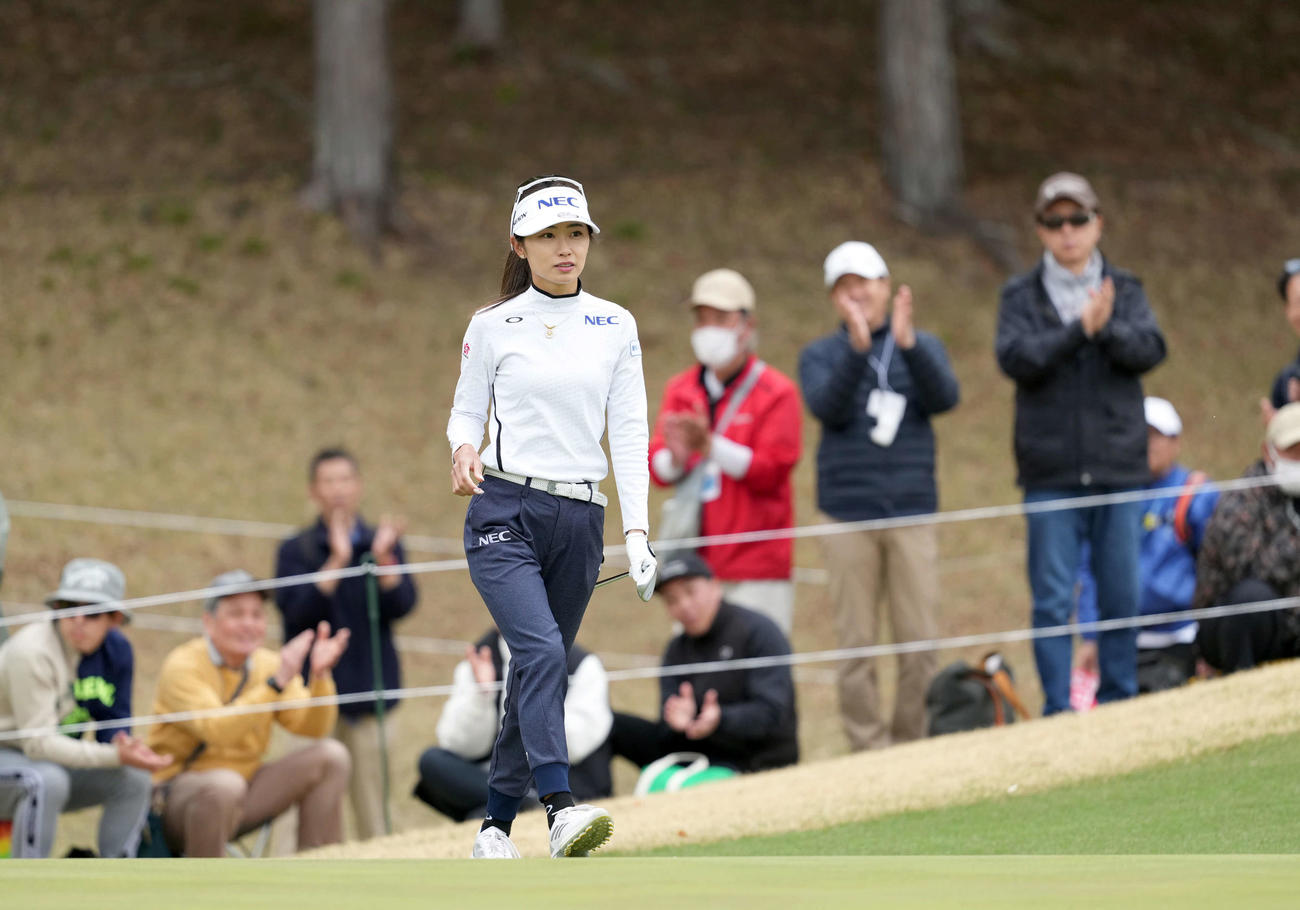 16番、チップインバーディーを決めた安田（撮影・たえ見朱実）